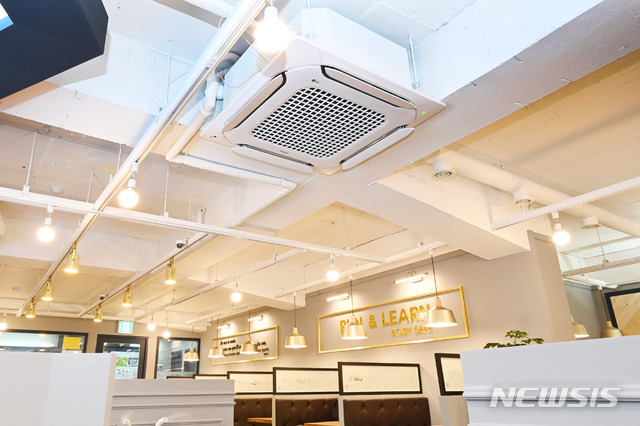 [서울=뉴시스] 서울 남가좌동 소재 런앤런스터디카페에 설치된 LG 휘센 듀얼베인 시스템 에어컨. 이 제품은 업계 최초로 글로벌 안전인증기관인 UL(Underwriters Laboratories)의 실내공기질 안전성 인증인 '그린가드(GREENGUARD)' 인증을 받았다. (제공=LG전자)