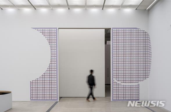 [서울=뉴시스] 이슬기, '동동다리거리', 문, 물, 놀이, 노래, 가변크기, 2020. 올해의 작가상 2020 전시 전경. 사진 국립현대미술관 제공.