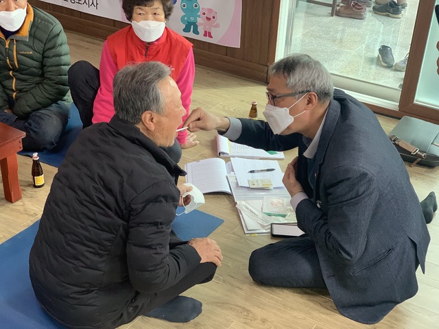 [안동=뉴시스] 지난 1월 경북 청도군에서 6·25 전사자 유가족 찾기 사업에 따라 유족의 DNA를 채취하고 있다. (사진=뉴시스 DB) 2021.05.30 *재판매 및 DB 금지