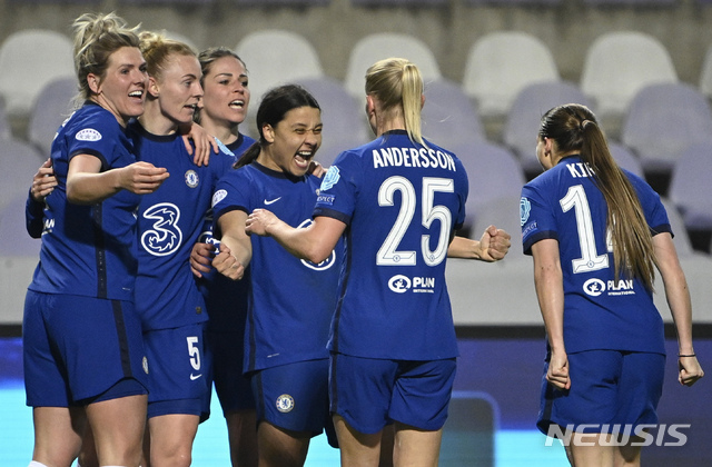 [부다페스트(헝가리)=AP/뉴시스]잉글랜드 여자프로축구 첼시 위민이 25일(한국시간) 헝가리 부다페스트의 수서 페렌츠 스타디움에서 열린 볼프스부르크(독일)와의 UEFA 여자 챔피언스리그 8강 1차전에서 2-1로 승리했다. 지소연은 선발로 나서 후반 29분까지 74분을 뛰었다.