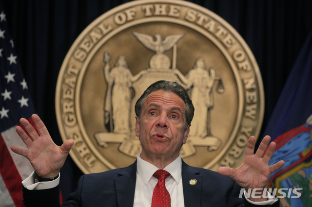 [뉴욕=AP/뉴시스] 24일(현지시간) 앤드루 쿠오모 미국 뉴욕 주지사가 기자회견 중이다. 2021.03.25. 