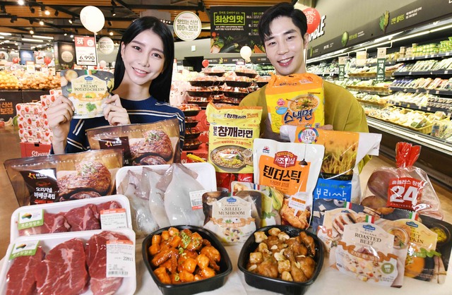 [서울=뉴시스]25일 서울 등촌동 홈플러스 강서점에서 모델들이 창립 24주년 기념 행사상품을 선보이고 있다. 홈플러스는 오는 31일까지 ‘한 달간 초저가 프로젝트’ 마지막 주차 행사를 진행, 고객들의 장바구니 물가 부담을 줄이고, 침체된 내수 소비 촉진을 이어 나간다. (사진=홈플러스 제공) 2021.03.25. photo@newsis.com *재판매 및 DB 금지