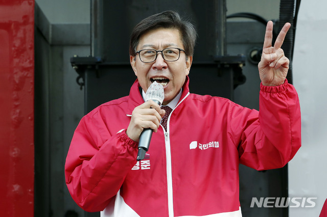 [부산=뉴시스]최동준 기자 = 국민의힘 박형준 부산시장 후보가 25일 오전 부산 중구 광복사거리에서 연설을 하며 지지를 호소하고 있다. 2021.03.25. photocdj@newsis.com