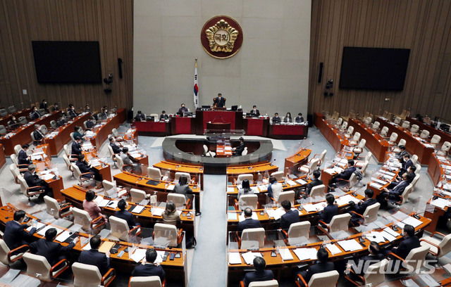 [서울=뉴시스]김진아 기자 = 25일 오전 서울 여의도 국회에서 열린 예산결산특별위원회 전체회의에서 추경안이 통과 되고 있다. (공동취재사진) 2021.03.25. photo@newsis.com