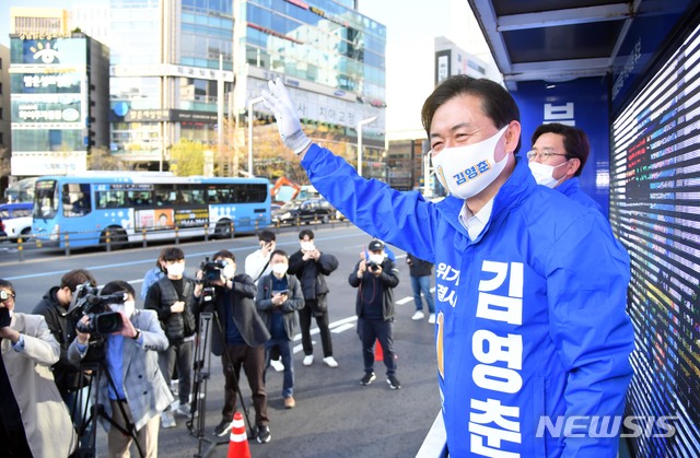 [부산=뉴시스] 하경민 기자 = 부산시장 보궐선거 공식 선거운동 첫날인 25일 오전 부산 부산진구 서면교차로에서 더불어민주당 김영춘 후보가 출근길 인사를 하고 있다. 2021.03.25. yulnetphoto@newsis.com