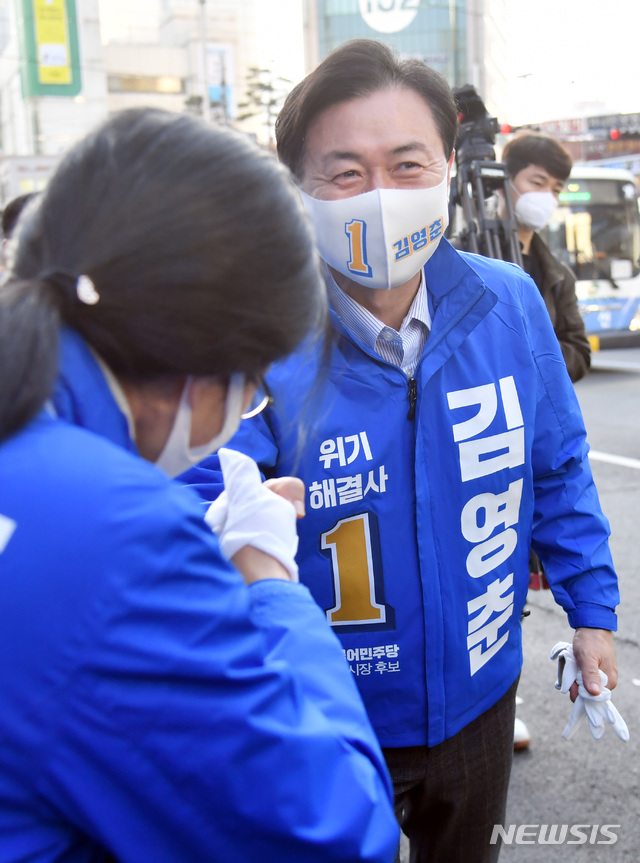 [부산=뉴시스] 하경민 기자 = 부산시장 보궐선거 공식 선거운동 첫날인 25일 오전 부산 부산진구 서면교차로에서 더불어민주당 김영춘 후보가 출근길 인사에 앞서 선거운동원들과 인사하고 있다. 2021.03.25. yulnetphoto@newsis.com