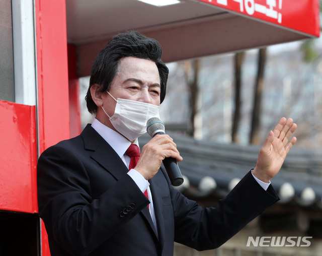 [서울=뉴시스]박주성 기자 = 2021 재·보궐선거 공식 선거운동이 시작된 25일 오전 허경영 국가혁명당 서울시장 후보가 서울 중구 덕수궁 대한문 앞에서 시민들에게 지지를 호소하고 있다. 2021.03.25. park7691@newsis.com
