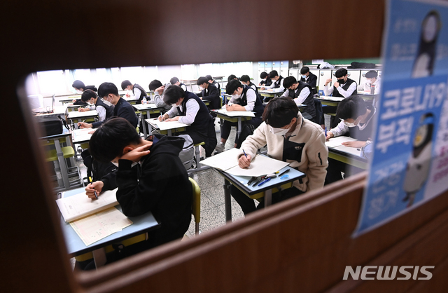 [수원=뉴시스] 김종택기자 = 2021학년도 고3 전국연합학력평가가 시행된 25일 경기도 수원시 팔달구 수원고등학교에서 학생들이 시험을 보고 있다. 2021.03.25. jtk@newsis.com