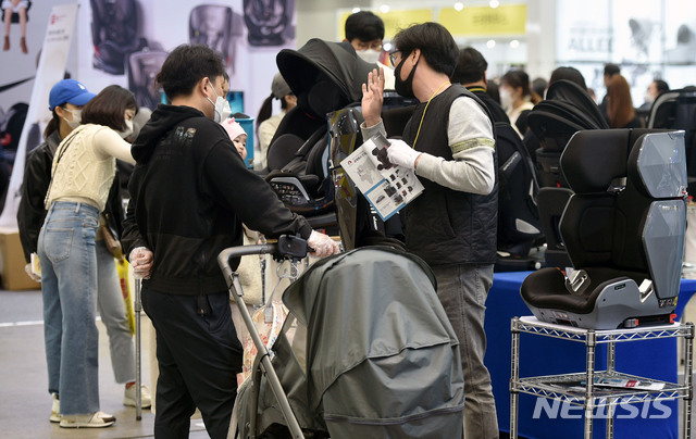 [대구=뉴시스] 이무열 기자 = 지난 3월25일 대구 북구 산격동 엑스코에서 열린 ‘제30회 대구 베이비＆키즈페어’를 찾은 관람객들이 다양한 출산·육아용품을 살펴보고 있다. 2021.03.25. lmy@newsis.com