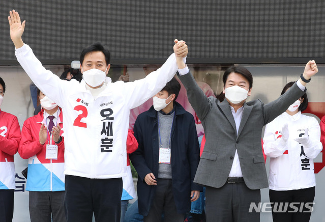 [서울=뉴시스]국회사진기자단 = 오세훈 국민의힘 서울시장 후보가 25일 서울 중구 덕수궁 대한문 앞에서 열린 시청역 거점유세에서 안철수 국민의당 대표와 함께 손을 들어 인사하고 있다. 2021.03.25. photo@newsis.com