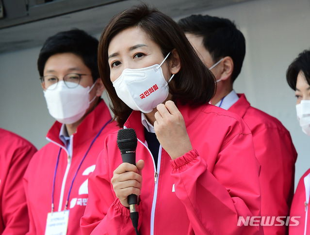 [서울=뉴시스]국회사진기자단 = 나경원 전 의원이 25일 서울 중구 덕수궁 대한문 앞에서 열린 시청역 거점유세에서 시민들에게 오세훈 국민의힘 서울시장 보궐선거 후보의 지지를 호소하고 있다. 2021.03.25. photo@newsis.com