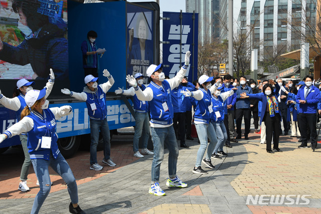 [서울=뉴시스]국회사진기자단 = 더불어민주당 선거 유세단들이 4.7재보궐선거 공식 선거운동 첫날인 25일 서울 구로구 구로디지털단지 지플러스타워 앞에서 열린 박영선 더불어민주당 후보의 유세 출정식에서  지지를 호소하는 율동을 하고 있다. 2021.03.25. photo@newsis.com