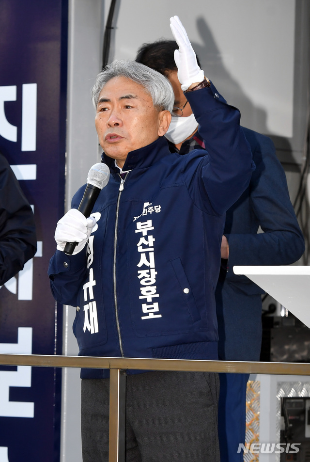 [부산=뉴시스] 하경민 기자 = 부산시장 보궐선거 공식 선거운동 첫날인 25일 오전 부산 부산진구 서면교차로에서 자유민주당 정규재 후보가 유세를 펼치고 있다. 2021.03.25. yulnetphoto@newsis.com