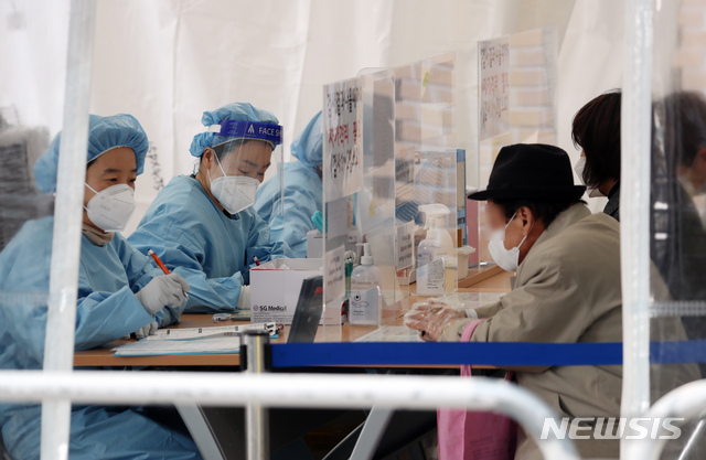 [서울=뉴시스]고승민 기자 = 중앙방역대책본부에 따르면 0시 기준 신규 코로나19 확진자가 430명으로 집계된 25일 서울 마포보건소 선별진료소에서 직원들이 검사 업무를 하고 있다. 누적 확진자는 지난해 1월 20일 국내 첫 확진자가 발생한 지 1년 2개월 만에 10만명을 넘었다. 2021.03.25. kkssmm99@newsis.com