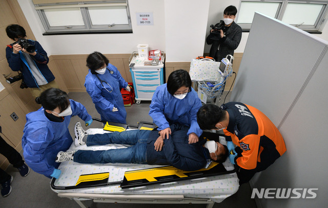 [대구=뉴시스] 이무열 기자 = 4월 시작될 75세 이상에 대한 화이자 코로나19 백신 접종을 앞두고 25일 대구 동구 아양아트센터에서 열린 코로나19 화이자 백신 접종 모의훈련에서 의료진들이 백신 접종 후 중증 알레르기 반응이 발생한 환자에 대한 응급처치를 하고 있다. 2021.03.25. lmy@newsis.com