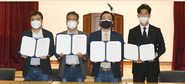 [제주=뉴시스] 이창우 기자= 25일 광주·전남, 제주, 경남·울산, 대구·경북지역 기자협회는 제주 4·3평화공원에서 '현대사 왜곡 방지를 위한 교육·교류 협력' 협약식을 개최했다. 사진 왼쪽부터 최권일 광주·전남기협회장, 조윤제 경남·울산기협회장, 진식 대구·경북기협회장, 박정섭 제주기협회장. (사진=한국기자협회 제공) 2021.03.25. photo@newsis.com *재판매 및 DB 금지