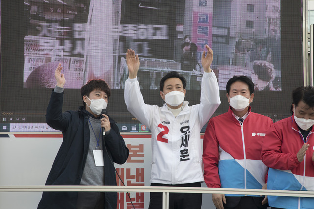 [서울=뉴시스]국회사진기자단 = 25일 서울시장 선거운동이 시작한 첫날 국민의힘 오세훈 서울시장 후보가 서울 노원구 노원역 사거리에서 거리유세를 하고 있다. 이준석 노원구 당협위원장이 오세훈 후보를 소개하고 있다.2021.03.25. photo@enwsis.com