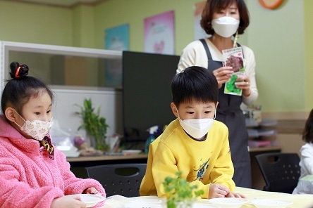 [청주=뉴시스] 조성현 기자 = 한국교원대학교 부설 월곡초등학교가 진행한 행복 씨앗 심기 참여 사진. (사진=한국교원대학교 제공) 2021.03.26. photo@newsis.com *재판매 및 DB 금지