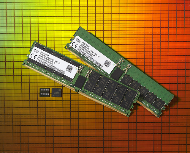 [서울=뉴시스] SK하이닉스가 세계최초로 출시한 2세대 10나노급(1ynm) DDR5 D램.