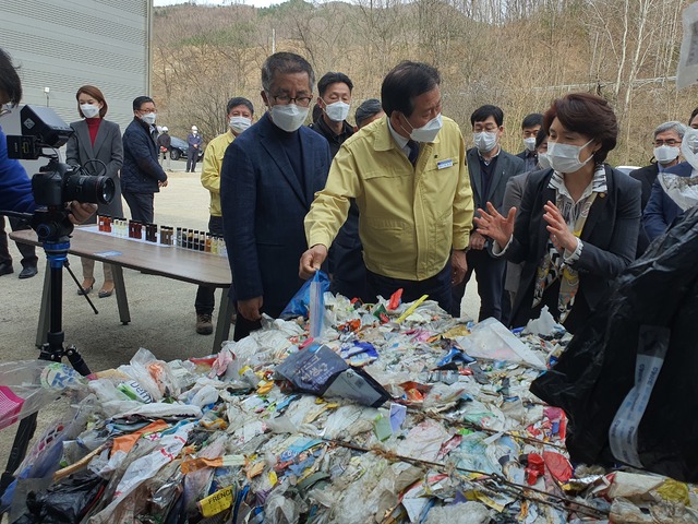 한정애 환경부장관, 옥천 유화연구시설 '에코크린' 찾아