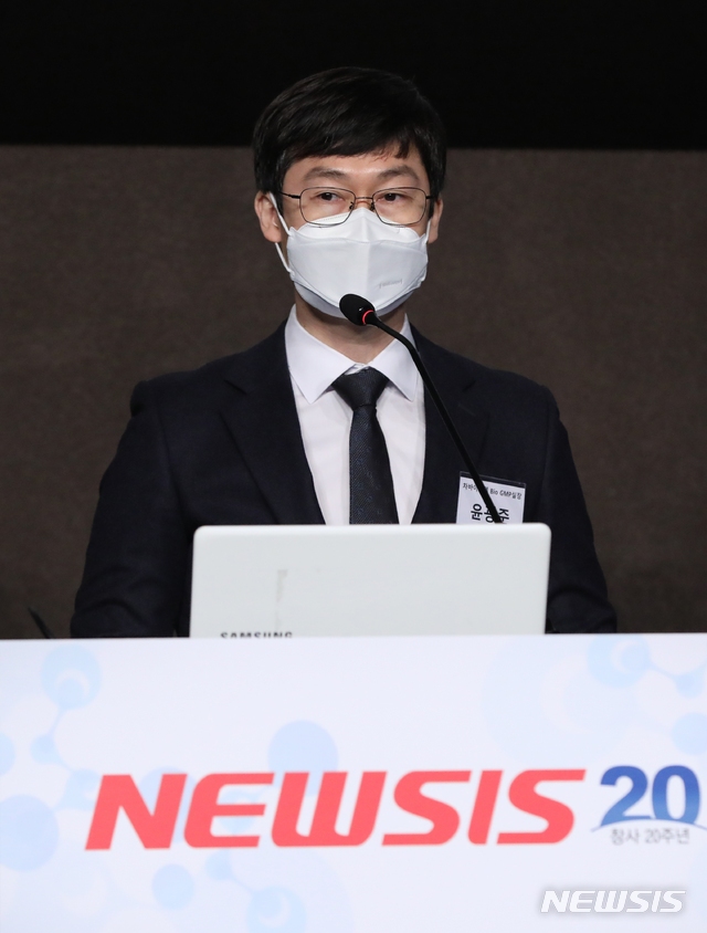[서울=뉴시스]조수정 기자 = 윤광준 차바이오텍 바이오 GMP실 실장이 26일 오전 서울 중구 플라자호텔에서 열린 뉴시스 창사 20주년 제5회 제약·바이오 포럼 'K-바이오 시대의 기술융합'에서 항체·세포유전자 관련 주제 발표하고 있다. 2021.03.26. chocrystal@newsis.com