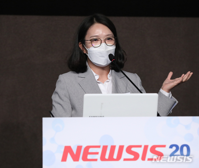 [서울=뉴시스]조수정 기자 = 서근희 삼성증권 애널리스트가 26일 오전 서울 중구 플라자호텔에서 열린 뉴시스 창사 20주년 제5회 제약·바이오 포럼 'K-바이오 시대의 기술융합'에서 항체·세포유전자 주제 발표하고 있다. 2021.03.26. chocrystal@newsis.com