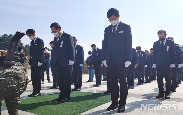 [서울=뉴시스]김승민 기자 =주호영 국민의힘 원내대표가 26일 오전 대전 유성구 국립대전현충원 현충탑에서 참배를 하고 있다. 2021.03.26. ksm@newsis.com
