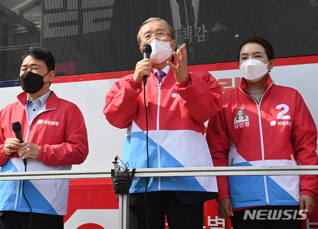 [서울=뉴시스]국회사진기자단 = 김종인(가운데) 국민의힘 비대위원장이 26일 오전 서울 영등포구 도림신협 앞에서 열린 오세훈 서울시장 후보 지원 유세에서 지지를 호소 하고 있다. 2021.03.26. photo@newsis.com