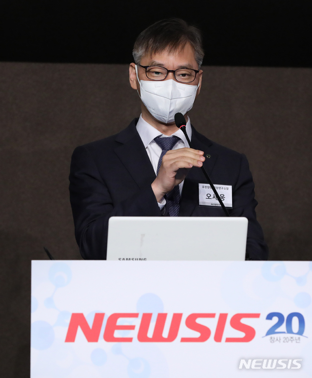 [서울=뉴시스]조수정 기자 = 오세웅 유한양행 중앙연구소장이 26일 오전 서울 중구 플라자호텔에서 열린 뉴시스 창사 20주년 제5회 제약·바이오 포럼 'K-바이오 시대의 기술융합'에서 항암 주제 발표하고 있다. 2021.03.26. chocrystal@newsis.com