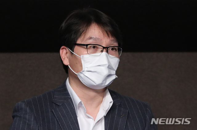 [서울=뉴시스]조수정 기자 = 김종일 한국거래소 코스닥시장혁신성장지원부 부서장이 26일 오전 서울 중구 플라자호텔에서 열린 뉴시스 창사 20주년 제5회 제약·바이오 포럼 'K-바이오 시대의 기술융합'에서 바이오IPO 주제 발표하고 있다. 2021.03.26. chocrystal@newsis.com