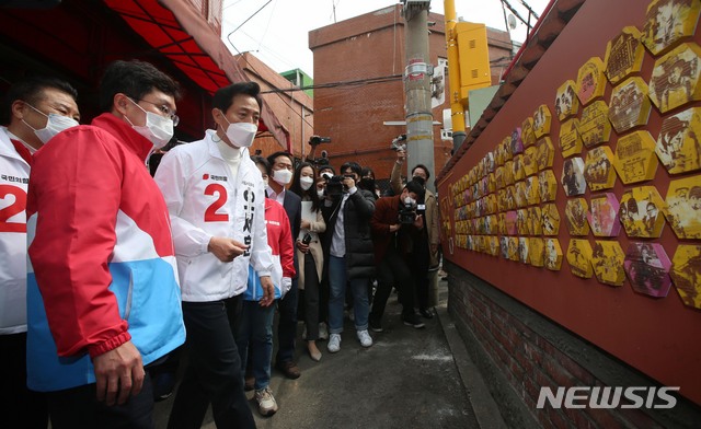 [서울=뉴시스]국회사진기자단 = 국민의힘 오세훈 서울시장 후보가 26일 오전 서울 구로구 가리봉동 도시재생사업현장을 둘러보고 있다. 2021.03.26. photo@newsis.com