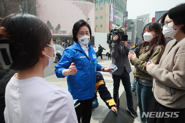 [서울=뉴시스]국회사진기자단 =박영선 더불어민주당 서울시장 후보가 지난 26일 서울 서대문구 이화여자대학교 정문 인근에서 학생들과 대화를 나누고 있다. 2021.03.26. photo@newsis.com