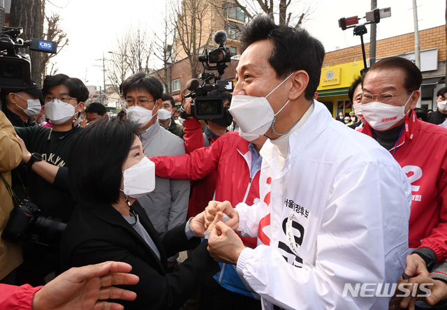 [서울=뉴시스]국회사진기자단 = 오세훈 국민의힘 서울시장 후보가 26일 서울 용산구 용문시장 네거리에서 거리 유세를 하며 시민들과 인사를 하고 있다. 2021.03.26. photo@newsis.com