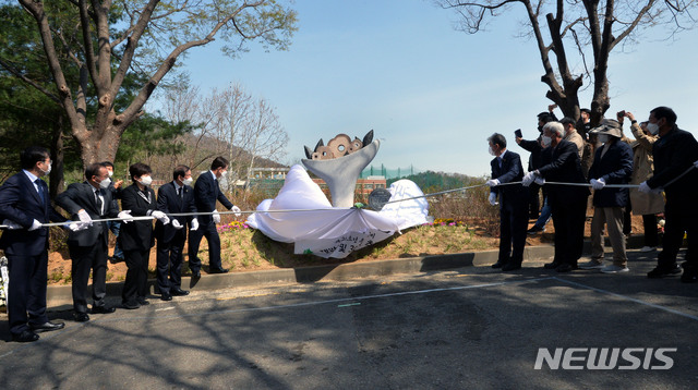 [대구=뉴시스] 이무열 기자 = 달서구 와룡산 선원공원에서 ‘개구리 소년 추모 및 어린이 안전 기원비’ 제막식이 열리고 있다. 2021.03.26. lmy@newsis.com