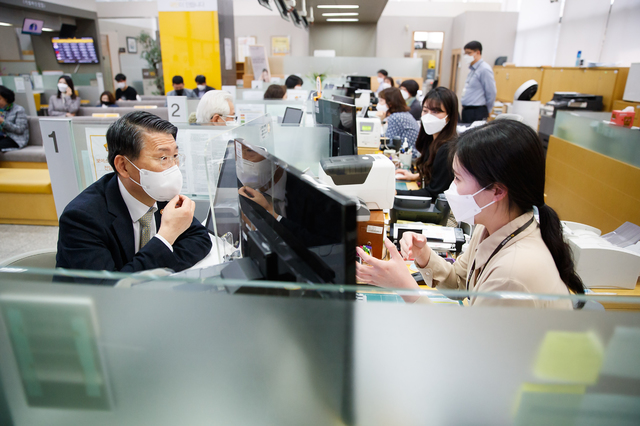 [서울=뉴시스]은성수 금융위원장이 26일 서울 종로구 KB국민은행 광화문종합금융센터를 방문해 은행직원에게 금융소비자보호법 관련 현황을 듣고 있다. (사진=금융위원회 제공) 2021.03.26. photo@newsis.com *재판매 및 DB 금지