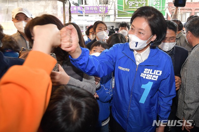 [서울=뉴시스]국회사진기자단 = 박영선 더불어민주당 서울시장 후보가 26일 서울 마포구 망원시장에서 시민들과 인사하고 있다. 2021.03.26. photo@newsis.com