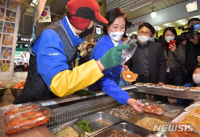 [서울=뉴시스]국회사진기자단 = 박영선 더불어민주당 서울시장 후보가 26일 서울 마포구 망원시장에서 준비한 용기에 담아갈 반찬을 구입하고 있다. 2021.03.26. photo@newsis.com