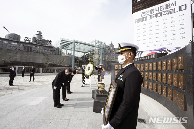 [평택=뉴시스]박영태 기자 = 문재인 대통령과 김정숙 여사가 26일 오후 경기 평택 해군2함대 사령부에서 열린 제6회 서해수호의 날 기념식을 마친 후 천안함 46용사 추모비에 참배하고 있다. 2021.03.26. since1999@newsis.com