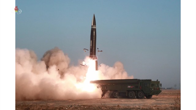 [서울=뉴시스] 지난 26일 조선중앙TV는 25일 새로 개발한 신형전술유도탄시험발사를 진행했다고 보도했다. (사진=조선중앙TV 캡처) 2021.03.26. photo@newsis.com *재판매 및 DB 금지