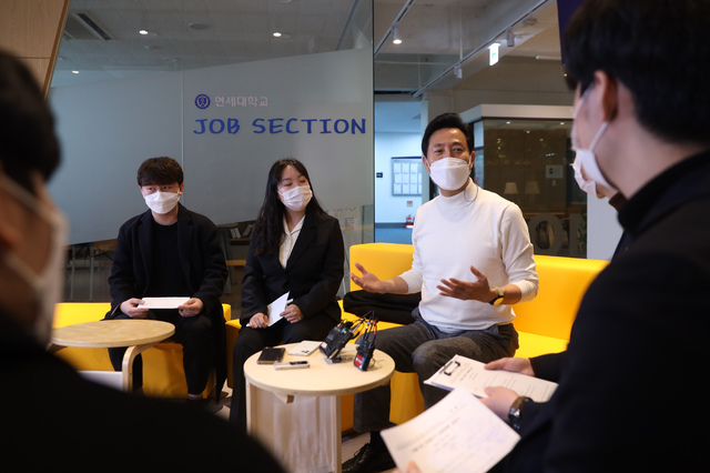 [서울=뉴시스]오세훈 국민의힘 서울시장 후보는 27일 오후 서울 연세대 학생회관에서 서울권대학 학생대표자와 만나 간담회를 가졌다. 2021.03.27. (사진=국민의힘 중앙선거대책위원회 제공) photo@newsis.com *재판매 및 DB 금지