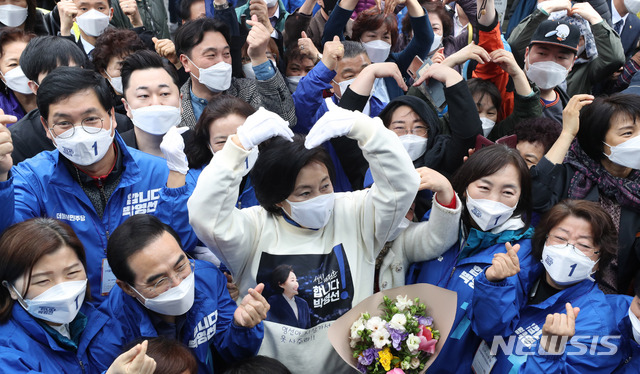 [서울=뉴시스]전진환 기자 = 박영선 더불어민주당 서울시장 후보가 27일 오전 서울 중랑구 면목역 인근에서 지지자들과 하트를 만들며 기념촬영을 하고 있다. 2021.03.27. amin2@newsis.com