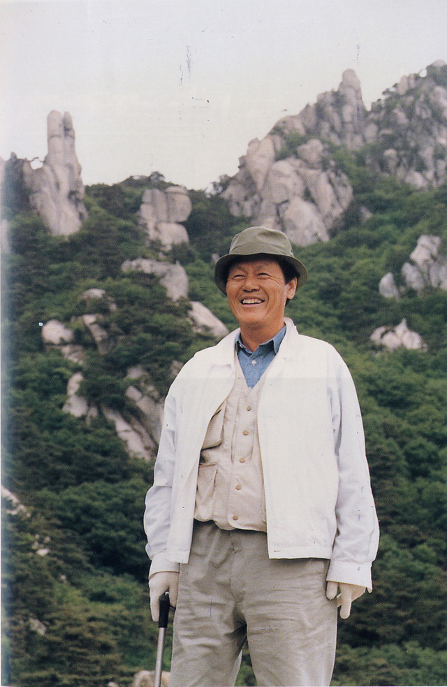 [서울=뉴시스]김명원 기자 =&nbsp; 농심 창업주 신춘호 회장이 향년 92세 나이로 별세했다.&nbsp; 신춘호 회장은 27일 오전3시38분 지병으로 서울대학병원에서 별세했다. 1965년 '롯데공업주식회사' 창립, 신라면·짜파게티·새우깡 등 국민의 사랑을 받는 제품을 개발한 고 신춘호 농심그룹 회장은 라면 업계 신화적인 인물이다. (농심 제공)&nbsp; 2021.03.27. photo@newsis.com *재판매 및 DB 금지