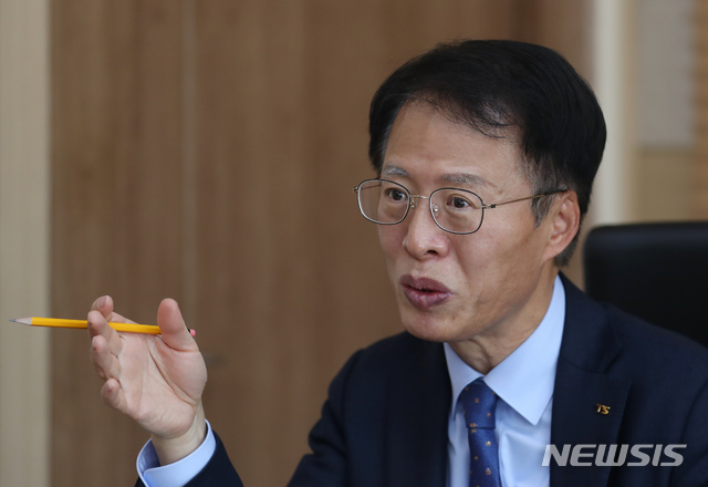 [서울=뉴시스]고승민 기자 = 권용복 교통안전공단 이사장이 지난 26일 서울 한국교통안전공단 상암자동차검사소에서 뉴시스와 인터뷰를 하고 있다. 2021.03.28. kkssmm99@newsis.com