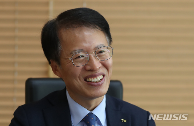 [서울=뉴시스]고승민 기자 = 권용복 교통안전공단 이사장이 지난 26일 서울 한국교통안전공단 상암자동차검사소에서 뉴시스와 인터뷰를 하고 있다. 2021.03.28. kkssmm99@newsis.com