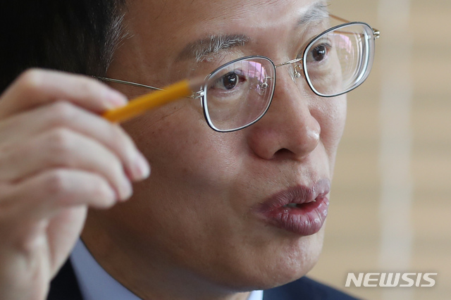 [서울=뉴시스]고승민 기자 = 권용복 교통안전공단 이사장이 지난 26일 서울 한국교통안전공단 상암자동차검사소에서 뉴시스와 인터뷰를 하고 있다. 2021.03.28. kkssmm99@newsis.com