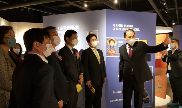 전라남도국제교육원 내 세계문화체험관이 개관한 뒤 장석웅 전남도교육감과 주철현 국회의원, 전남도의원, 여수시의원 등 주요 인사들이 전시물을 안내받고 있다. (사진=교육원 제공) *재판매 및 DB 금지