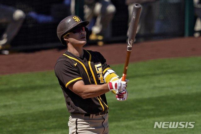 [템피=AP/뉴시스]샌디에이고 파드리스의 김하성이 27일(현지시간) 미 애리조나주 템피의 디아블로 스타디움에서 열린 LA 에인절스와의 시범경기에 선발 출장해 2회 타석에 들어서고 있다. 김하성은 3타수 1안타를 기록해 시범경기 타율은 1할5푼(40타수 6안타)이 됐다. 2021.03.28.