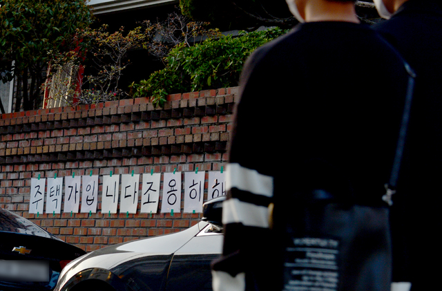 [광주=뉴시스] 김혜인 기자 = 26일 오후 광주 동구 동명동 주택가에서 '소음 자제' 안내 문구가 부착됐다. 2021.03.28.hyein0342@newsis.com