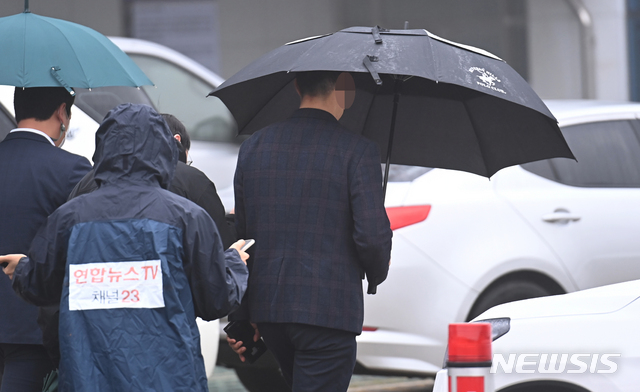 [수원=뉴시스] 김종택기자 = 경기도청 퇴직 간부 공무원 A씨가 28일 오전 경기 용인시 원삼면 반도체 클러스터 개발예정지 투기의혹 관련 조사를 받기 위해 경기도 수원시 경기남부경찰청으로 들어가고 있다. 2021.03.28.jtk@newsis.com