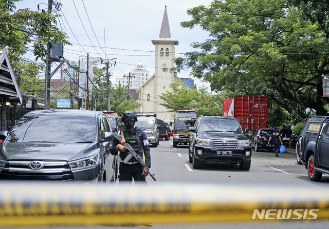 [마카사르=AP/뉴시스]28일(현지시간) 인도네시아 술라웨시 남부 마카사르의 한 성당 밖에서 폭발이 일어나 경찰이 주변을 경계하고 있다. 경찰은 자살폭탄테러로 보이는 이 폭발로 용의자 1명이 숨지고 10명이 다쳤다고 밝혔다. 2021.03.28.